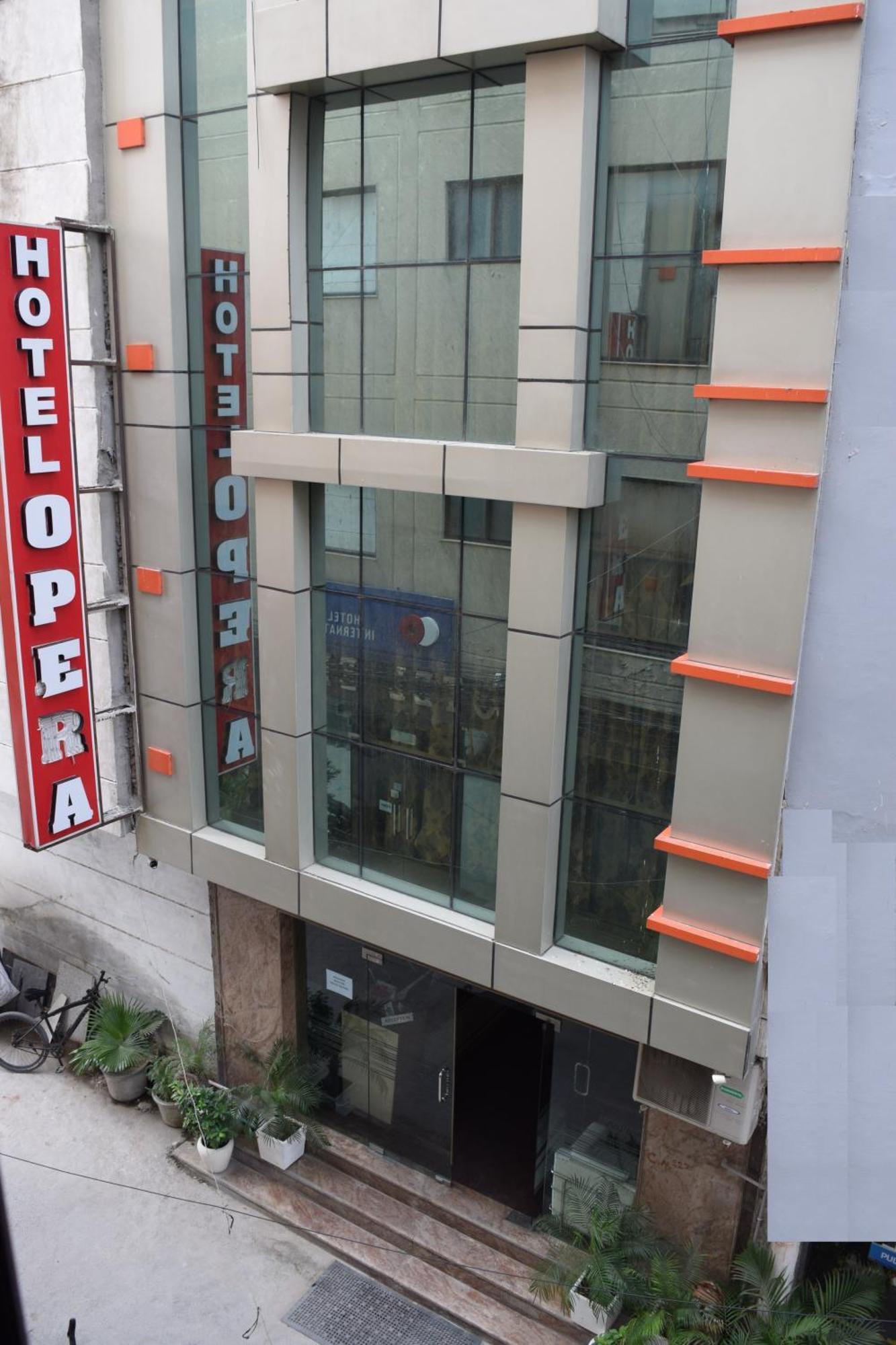 Oppera Delhi International Airport Hotel 4*